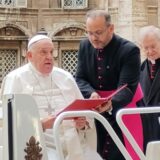 Il Papa benedice le cliniche mobili “Salus” per i bambini in Egitto