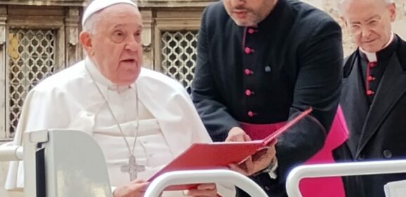 Il Papa benedice le cliniche mobili “Salus” per i bambini in Egitto